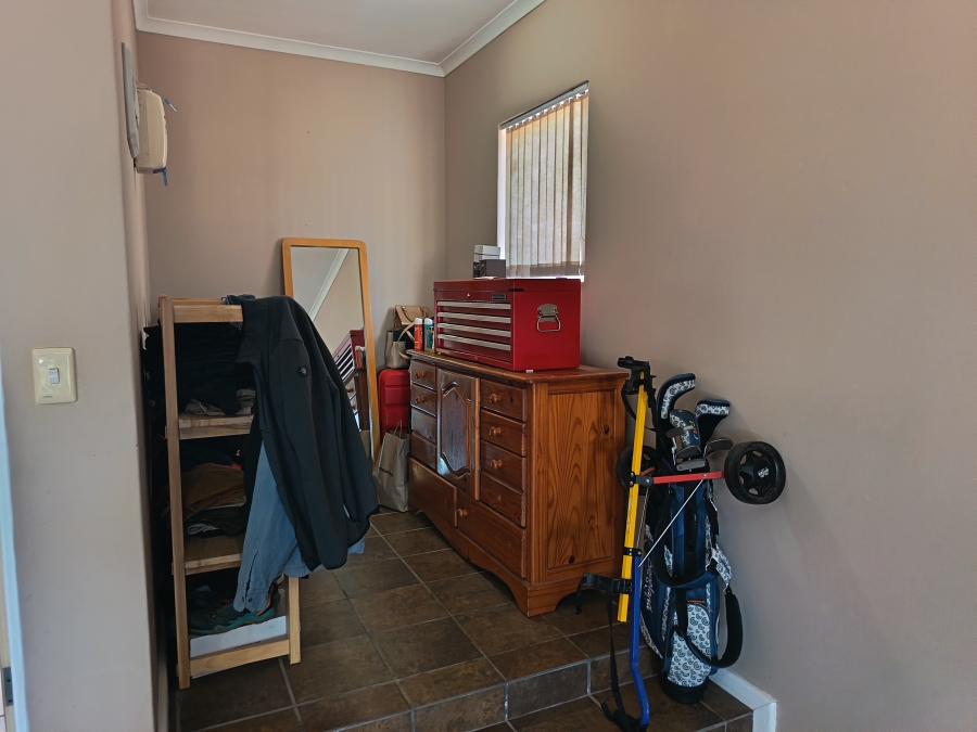 To Let 4 Bedroom Property for Rent in Hoogland Western Cape
